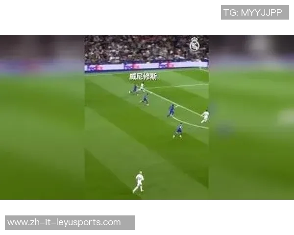 足球框里见证梦想与拼搏的瞬间，球场上的每一次进球都是心灵的共鸣